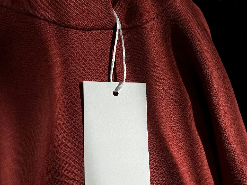 Etiqueta textil colgante en sudadera de algodón