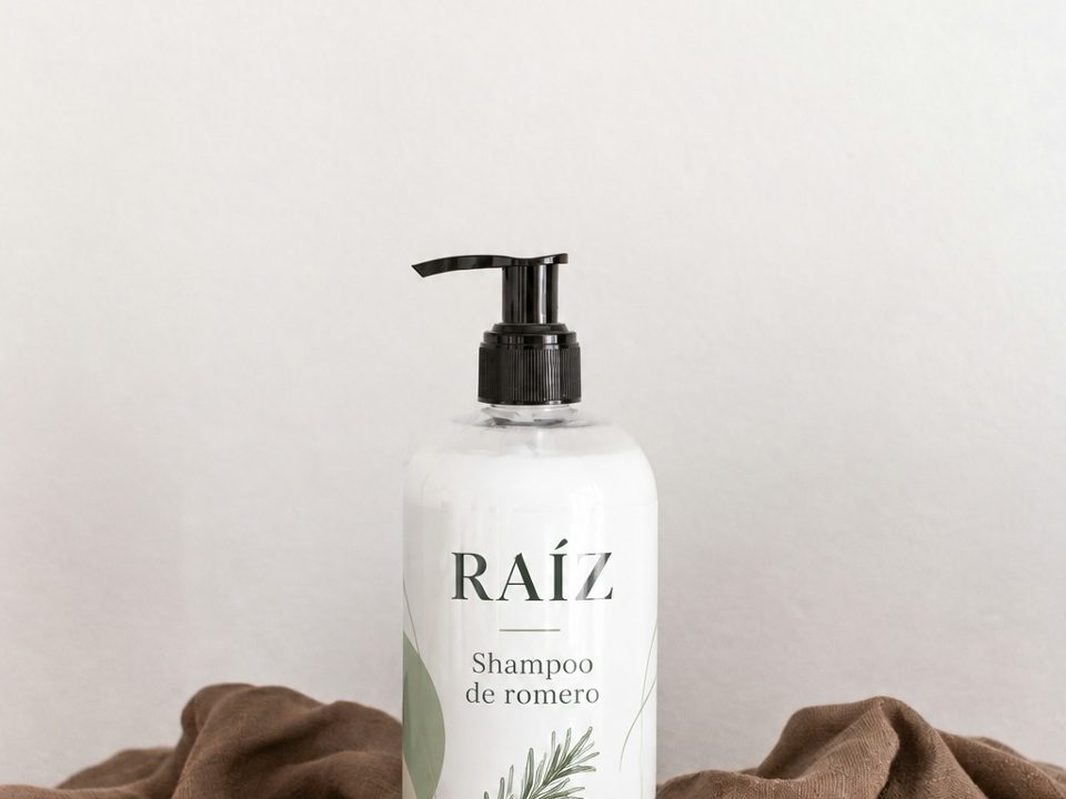 Etiqueta para cosmética en frasco de shampoo Raíz Romero